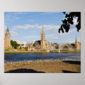 Skyline und Fluss der malerischen Stadt Inverness Poster (Vorne)