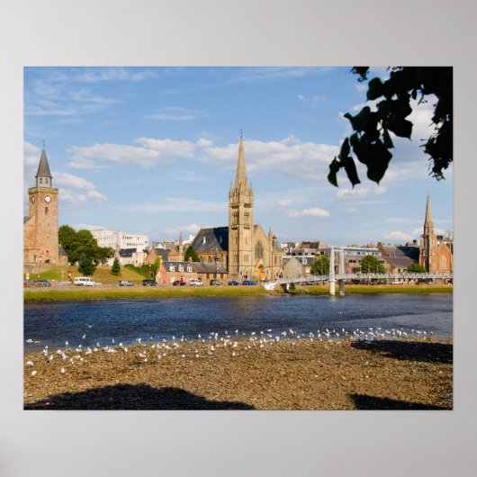 Skyline und Fluss der malerischen Stadt Inverness Poster (Vorne)