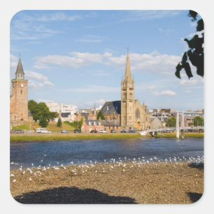 Skyline und Fluss der malerischen Stadt Inverness Quadratischer Aufkleber