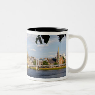 Skyline und Fluss der malerischen Stadt Inverness Zweifarbige Tasse