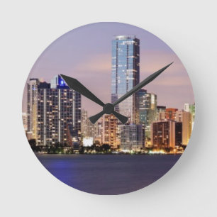 Skyline USA, Florida, Miami an Dämmerung 2 Runde Wanduhr