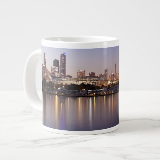 Skyline USA, Illinois, Chicago an der Dämmerung Jumbo-Tasse (Vorderseite Links)
