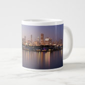 Skyline USA, Illinois, Chicago an der Dämmerung Jumbo-Tasse (Vorderseite Rechts)