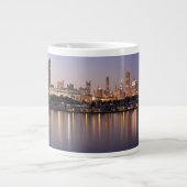 Skyline USA, Illinois, Chicago an der Dämmerung Jumbo-Tasse (Vorderseite)