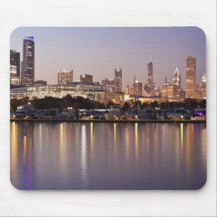 Skyline USA, Illinois, Chicago an der Dämmerung Mousepad