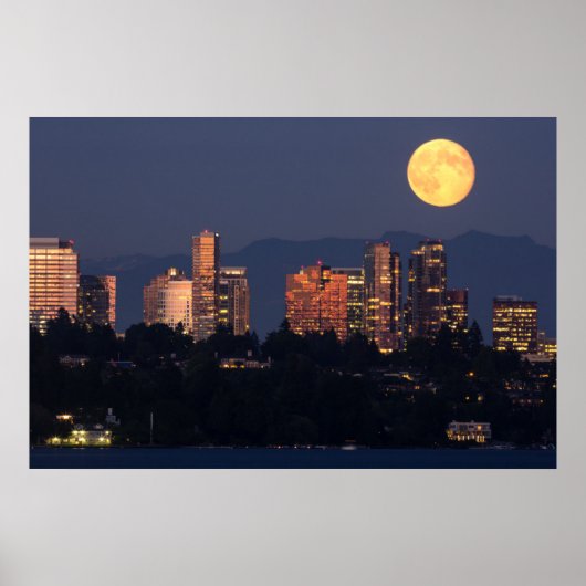 Skyline von Bellevue vom Lake Washington bei Dämme Poster (Vorne)