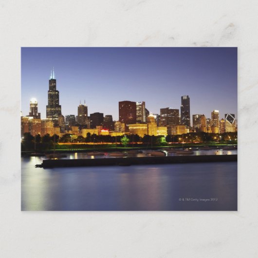 Skyline von Chicago bei Dämmerung Postkarte (Vorderseite)