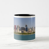 Skyline von Chicago, Illinois, USA Zweifarbige Tasse (Mittel)