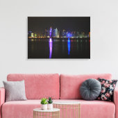Skyline von Doha, Katar am Abend Leinwand drucken (Insitu (Wohnzimmer))