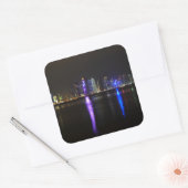 Skyline von Doha, Katar bei Nachtaufkleber Quadratischer Aufkleber (Umschlag)