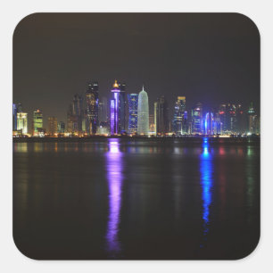 Skyline von Doha, Qatar am Nachtaufkleber Quadratischer Aufkleber