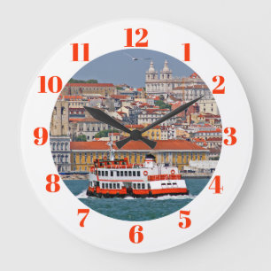 Skyline von Lissabon mit alter Fähre am Fluss Tagu Große Wanduhr