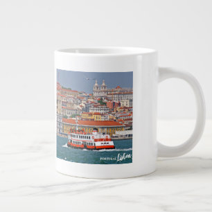 Skyline von Lissabon mit alter Fähre am Fluss Tagu Jumbo-Tasse