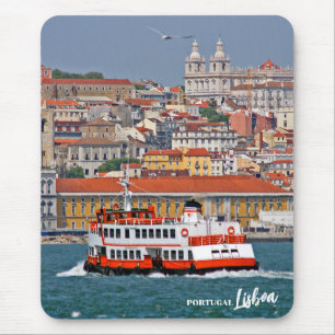 Skyline von Lissabon mit alter Fähre am Fluss Tagu Mousepad