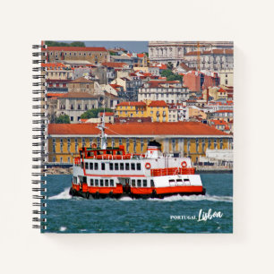 Skyline von Lissabon mit alter Fähre am Fluss Tagu Notizblock