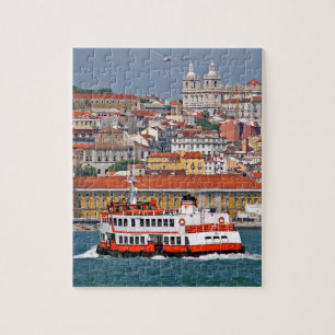Skyline von Lissabon mit alter Fähre am Fluss Tagu Puzzle