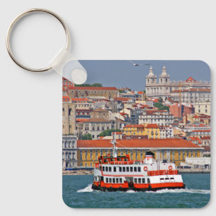 Skyline von Lissabon mit alter Fähre am Fluss Tagu Schlüsselanhänger