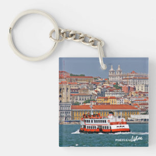 Skyline von Lissabon mit alter Fähre am Fluss Tagu Schlüsselanhänger