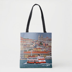 Skyline von Lissabon mit alter Fähre am Fluss Tagu Tasche