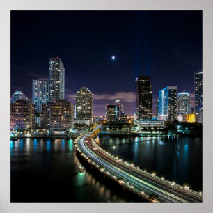 Skyline von Miami City mit Brücke in der Nacht Poster