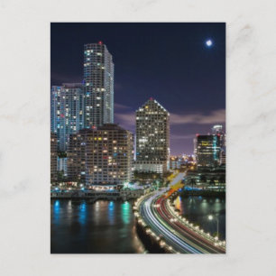 Skyline von Miami City mit Brücke in der Nacht Postkarte