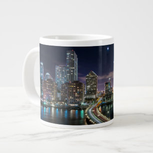 Skyline von Miami-Stadt mit Brücke nachts Jumbo-Tasse