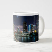 Skyline von Miami-Stadt mit Brücke nachts Jumbo-Tasse (Vorderseite Rechts)