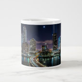 Skyline von Miami-Stadt mit Brücke nachts Jumbo-Tasse (Vorderseite)