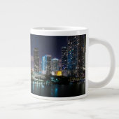 Skyline von Miami-Stadt mit Brücke nachts Jumbo-Tasse (Rechts)