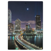 Skyline von Miami-Stadt mit Brücke nachts Klemmbrett (Rückseite)