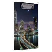 Skyline von Miami-Stadt mit Brücke nachts Klemmbrett (Rechts)