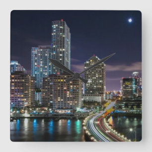 Skyline von Miami-Stadt mit Brücke nachts Quadratische Wanduhr