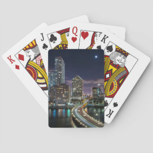 Skyline von Miami-Stadt mit Brücke nachts Spielkarten