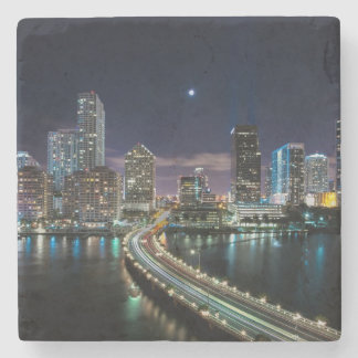 Skyline von Miami-Stadt mit Brücke nachts Steinuntersetzer