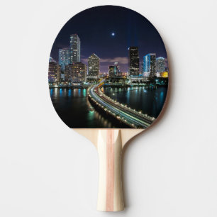 Skyline von Miami-Stadt mit Brücke nachts Tischtennis Schläger
