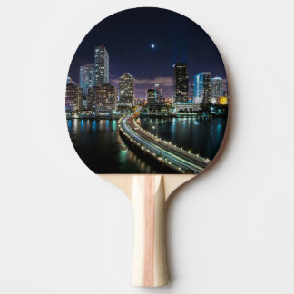 Skyline von Miami-Stadt mit Brücke nachts Tischtennis Schläger