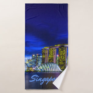 Skyline von Singapur bei Nacht Badehandtuch