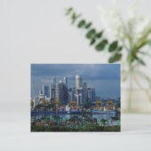 Skyline von Singapur mit Tanjong Container Port, S Postkarte (Stehend Vorderseite)