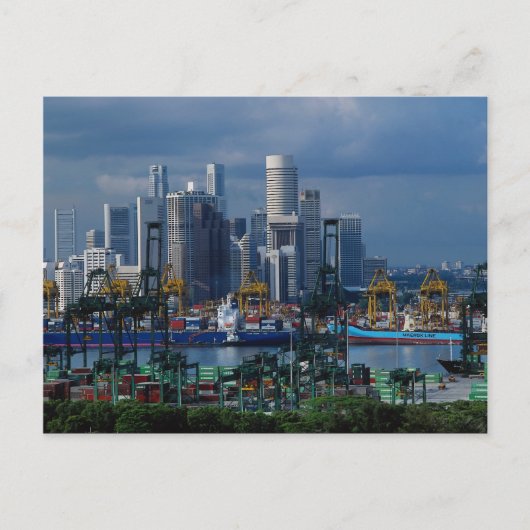 Skyline von Singapur mit Tanjong Container Port, S Postkarte (Vorderseite)