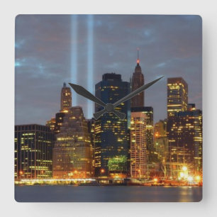 Skylineansicht der Stadt in der Nacht Quadratische Wanduhr