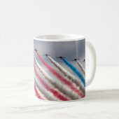 Skyward Glory: Patriotische Flyover-Tasse Kaffeetasse (VorderseiteRechts)