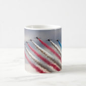 Skyward Glory: Patriotische Flyover-Tasse Kaffeetasse (Mittel)