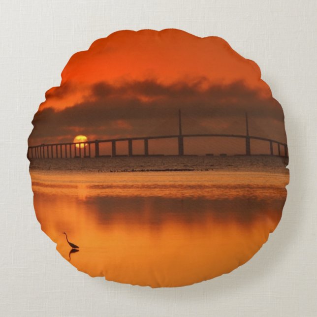 Skyway Brücke Rundes Kissen (Vorderseite)
