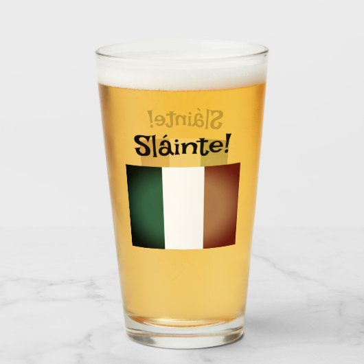 Sláinte! Bierglas der irischen Flagge St Patrick's Glas (Vorne (Gefüllt))