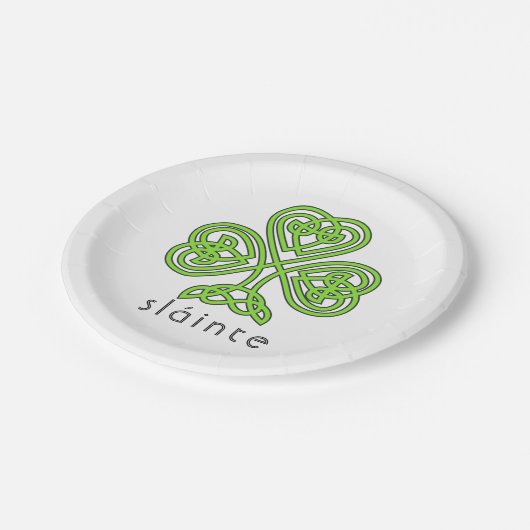 Slainte Celtic Kleeblatt Green St. Patrick's Day Pappteller (Schrägansicht)