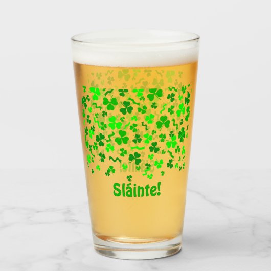 Sláinte Glücks-Irische Shamrocks Personalisierter  Glas (Rückseite (gefüllt))