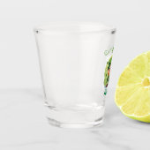 Slainte mit einem Kobold, der auf einem Schnapsgla Schnapsglas (Links)
