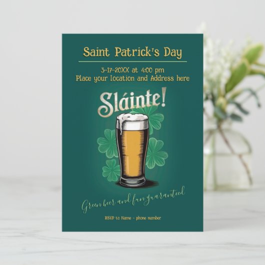 Slàinte! St. Patrick's Day Pint of Beer on Green (Stehend Vorderseite)