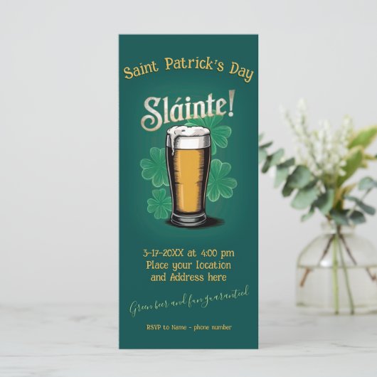 Slàinte! St. Patrick's Day Pint of Beer on Green (Stehend Vorderseite)