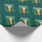 Slàinte! St. Patrick's Day Pint of Beer on Green Geschenkpapier (Ecke)